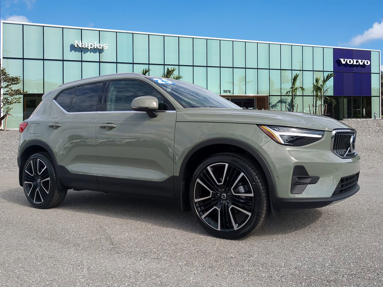 2025 Volvo XC40 SUV 