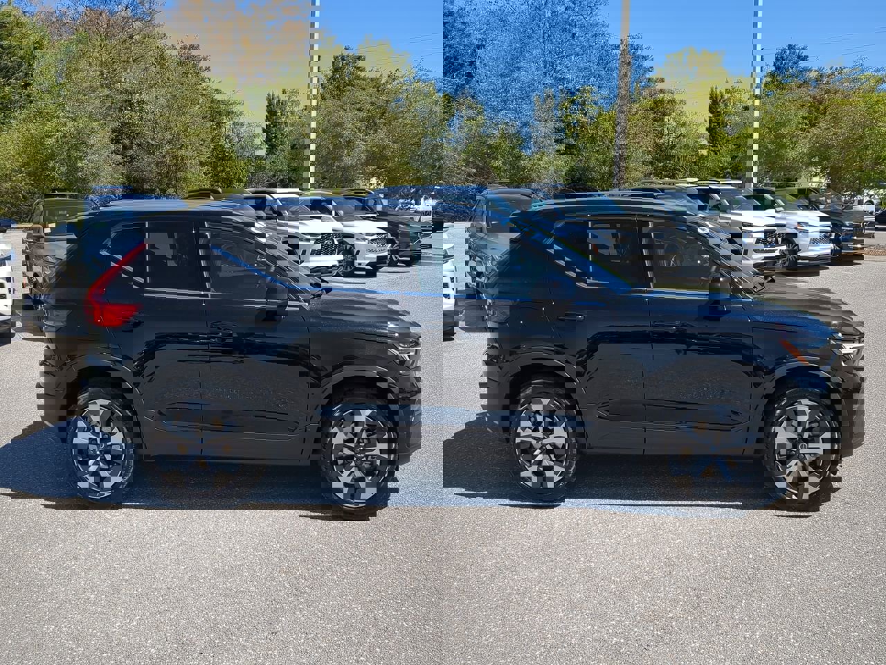 2025 Volvo XC40 Core photo 4