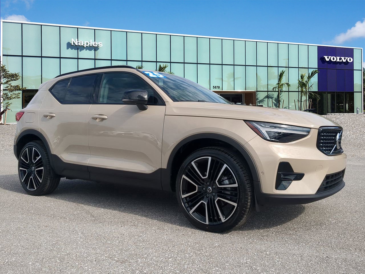 2025 Volvo XC40 SUV 