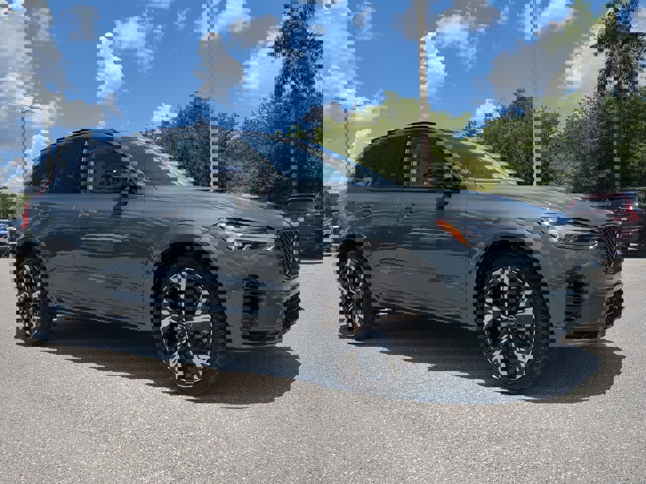2026 Volvo XC60 Hybrid T8 photo 2