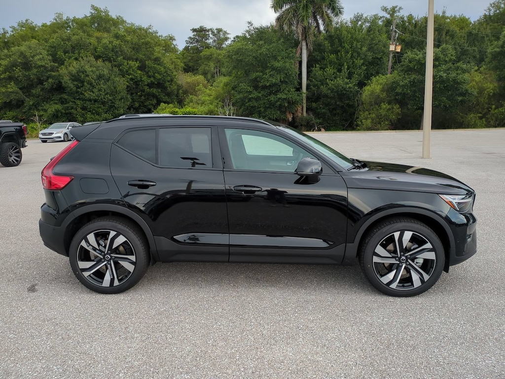 New 2026 Volvo XC40 B5 Ultra SUV