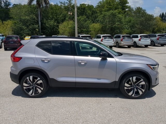 2026 Volvo XC40 Plus photo 4