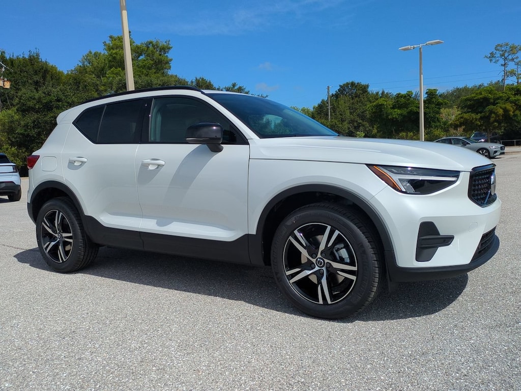 New 2026 Volvo XC40 B5 Core SUV