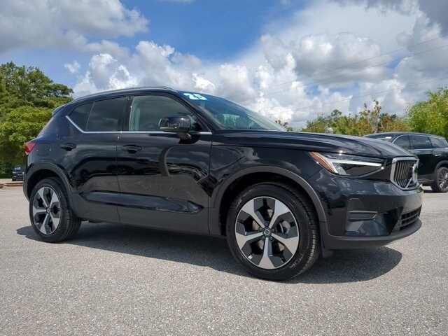 2025 Volvo XC40 Core photo 2