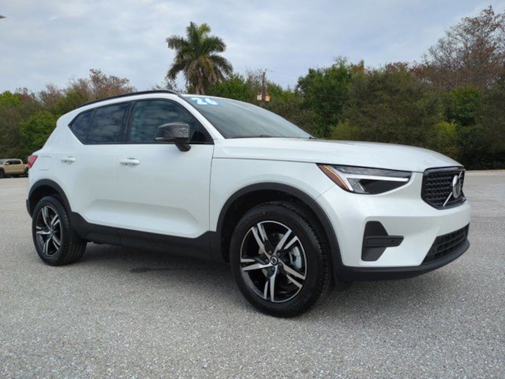 New 2026 Volvo XC40 B5 Core SUV