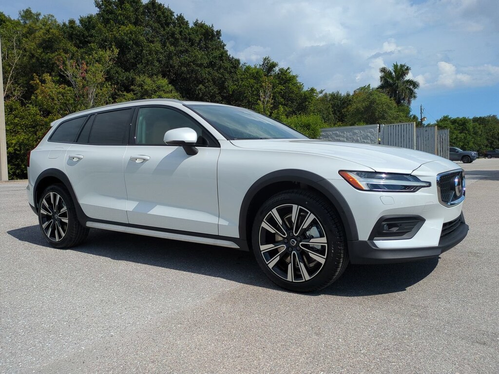 New 2026 Volvo V60 Cross Country B5 Ultra Wagon