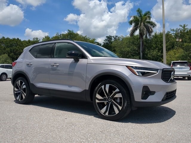 2026 Volvo XC40 Plus photo 2