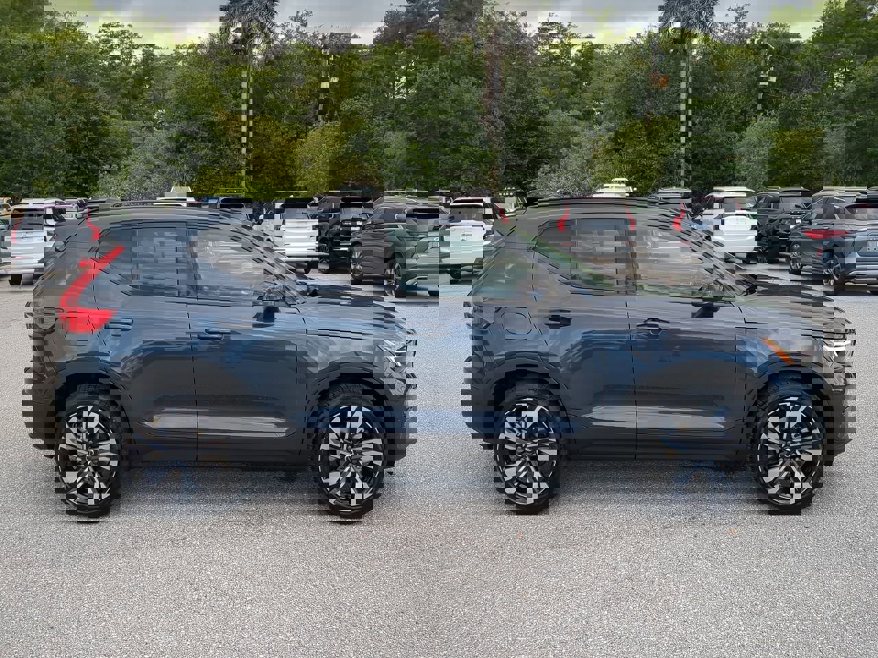 2026 Volvo XC40 Plus photo 4