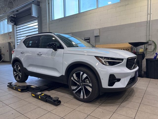 2024 Volvo XC40 B5 Plus Dark AWD's photo