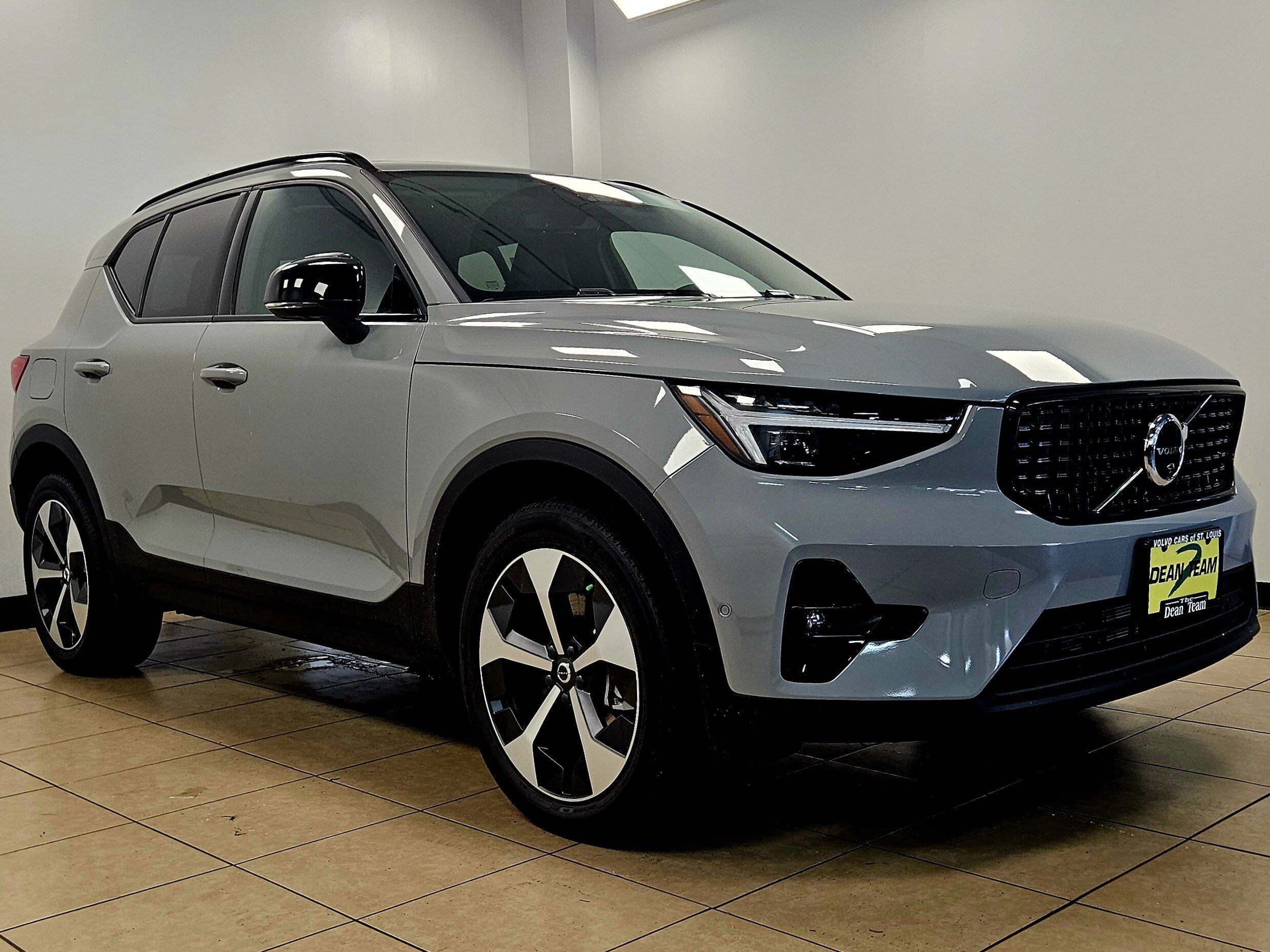 2026 Volvo XC40 Plus photo 3