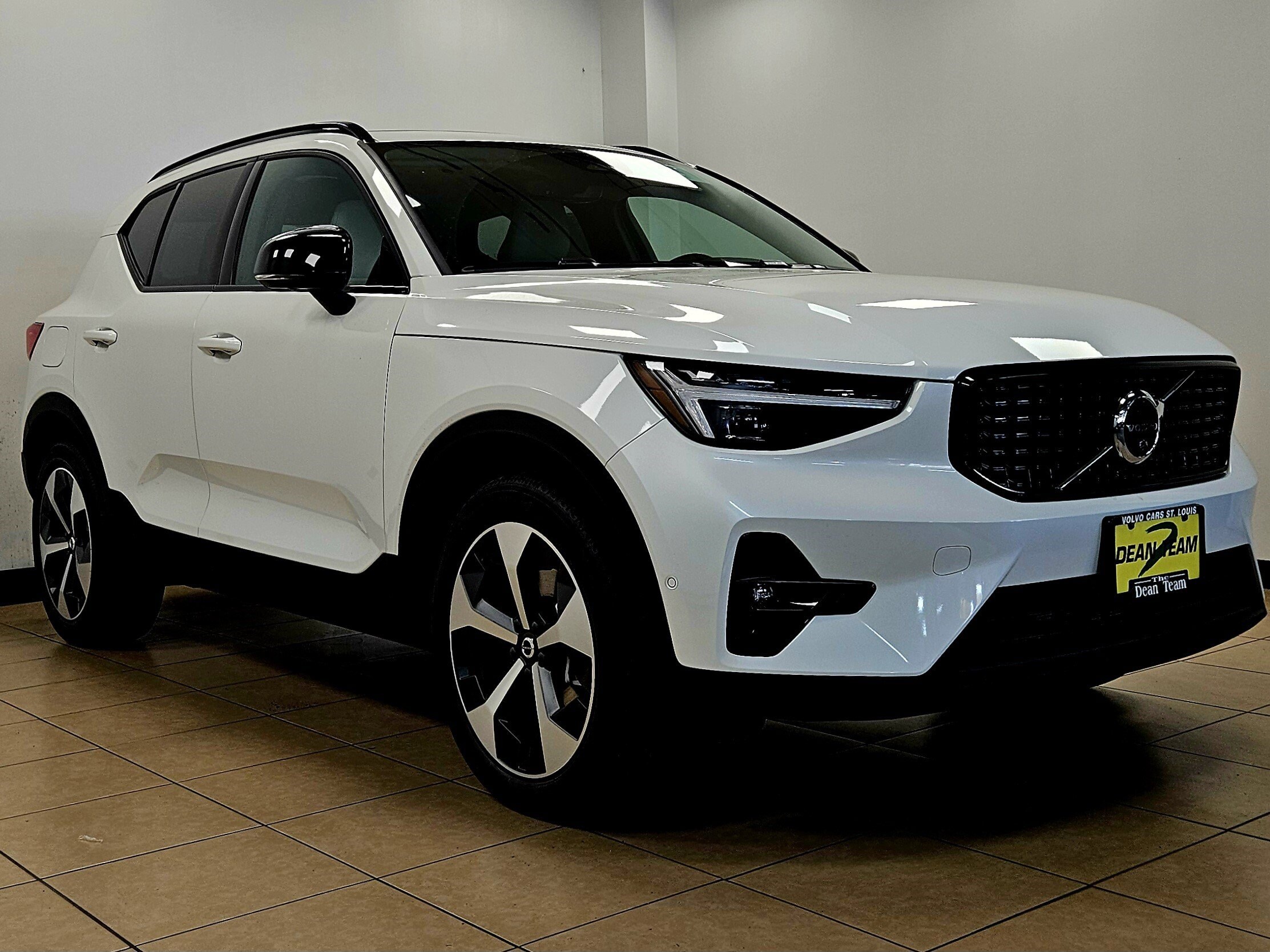 2026 Volvo XC40 Plus photo 3
