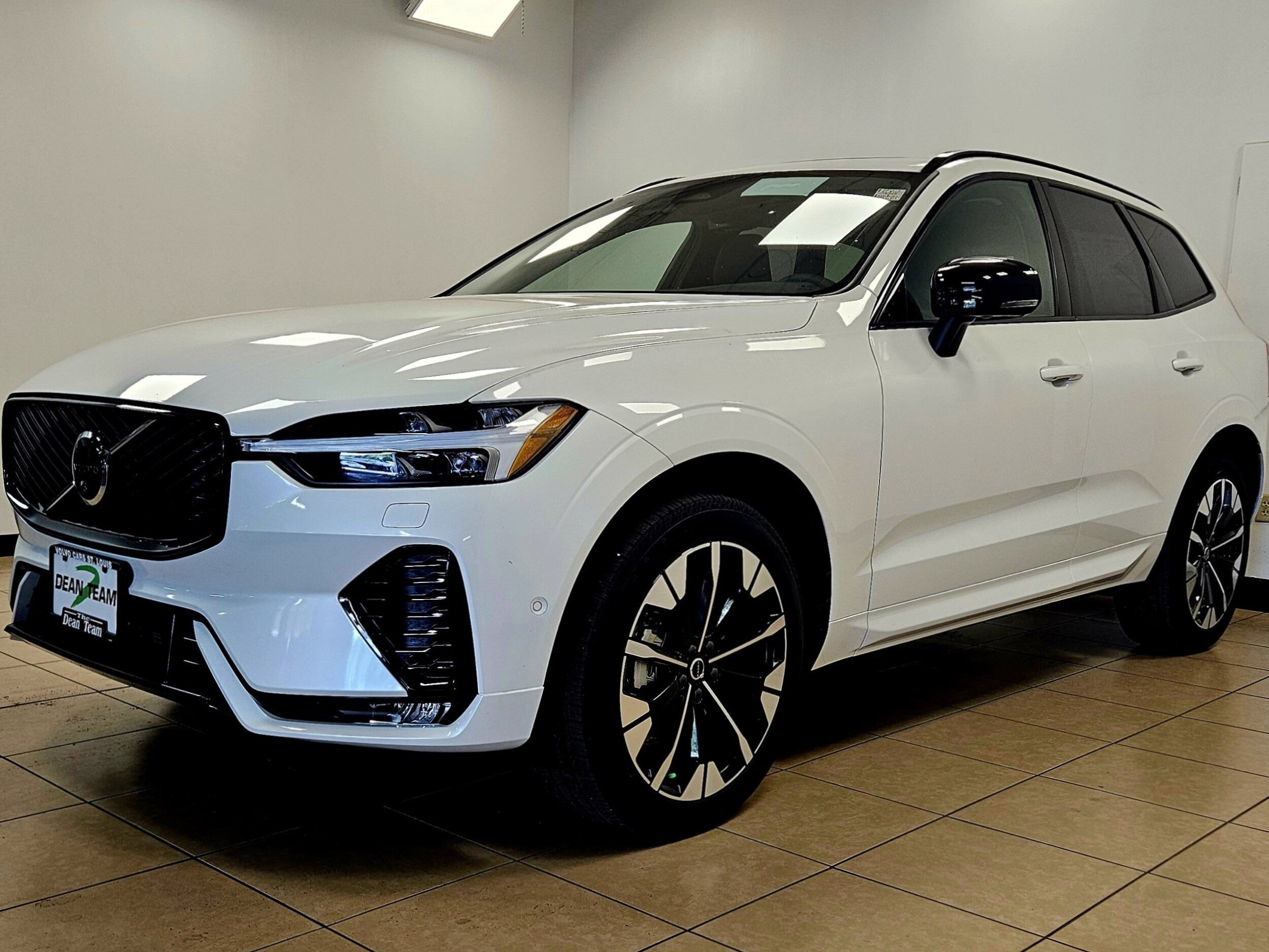 2026 Volvo XC60 B5 Plus photo 2