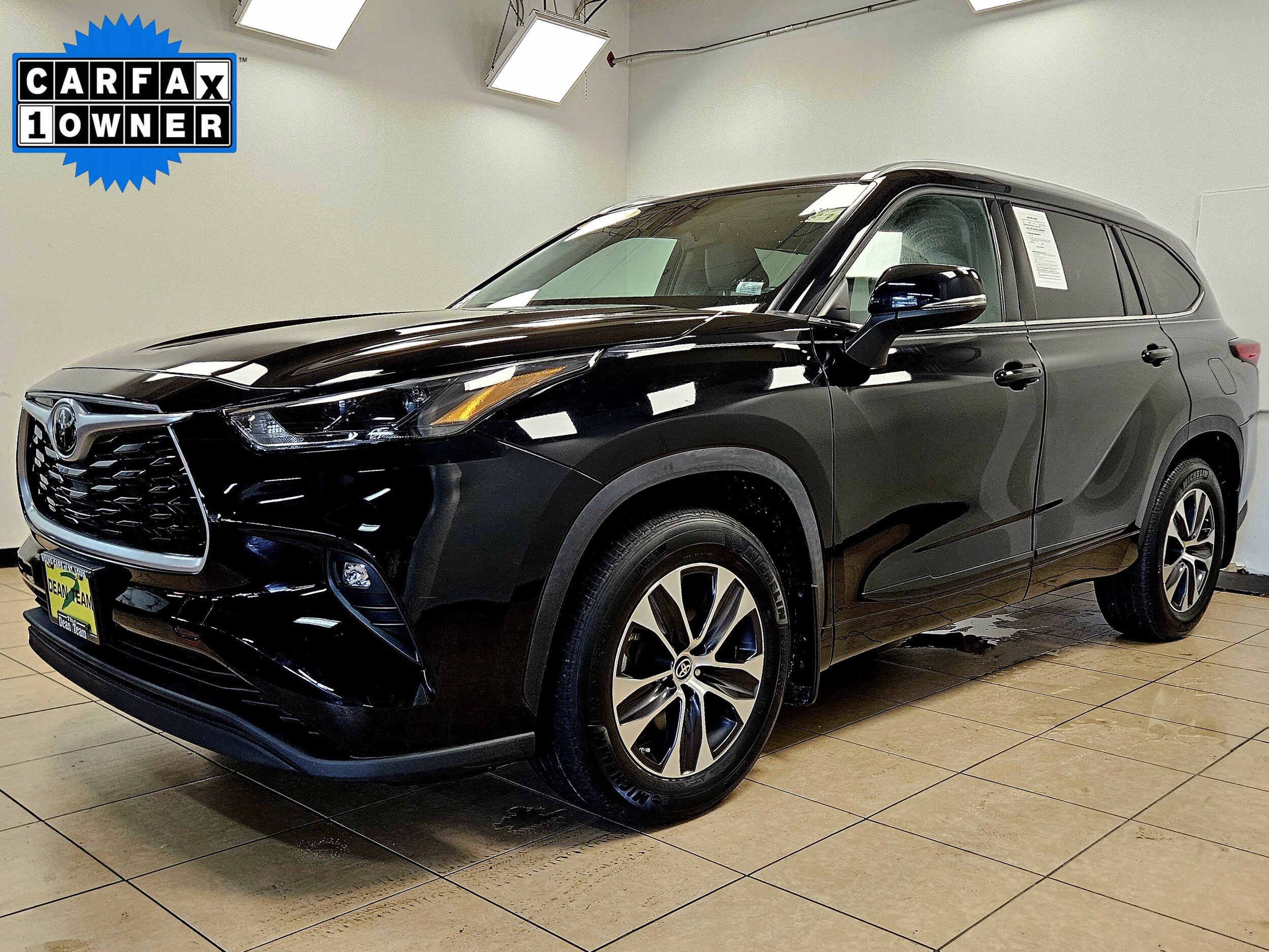 2022 Toyota Highlander XLE photo 2