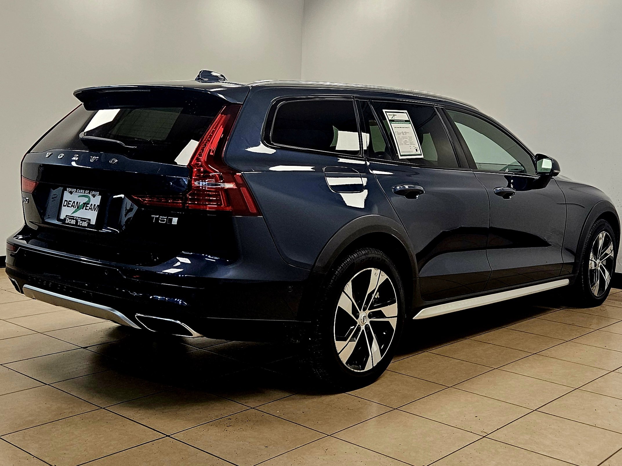 2022 Volvo V60 Cross Country T5 AWD photo 4