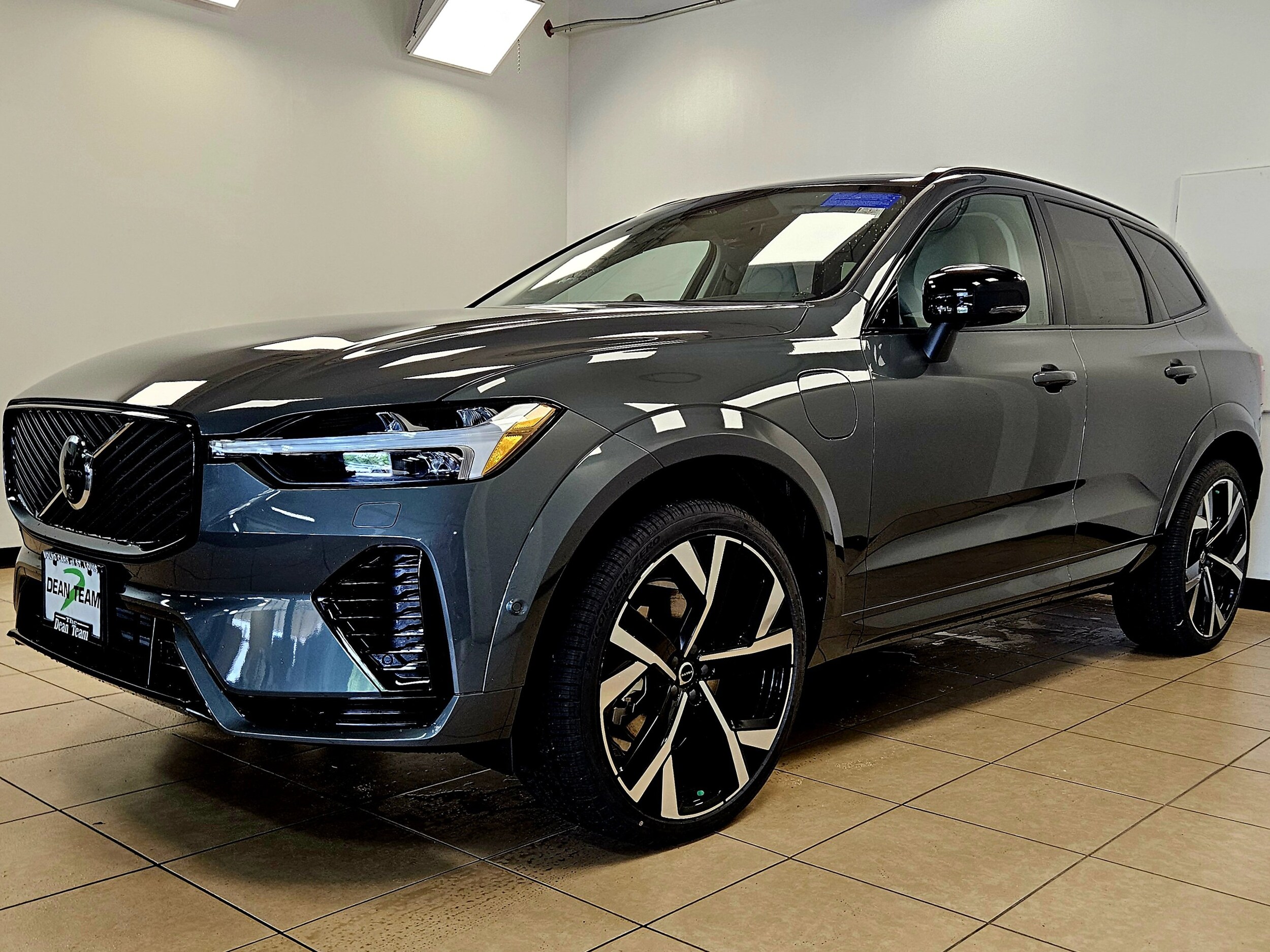 2026 Volvo XC60 Hybrid T8 photo 4