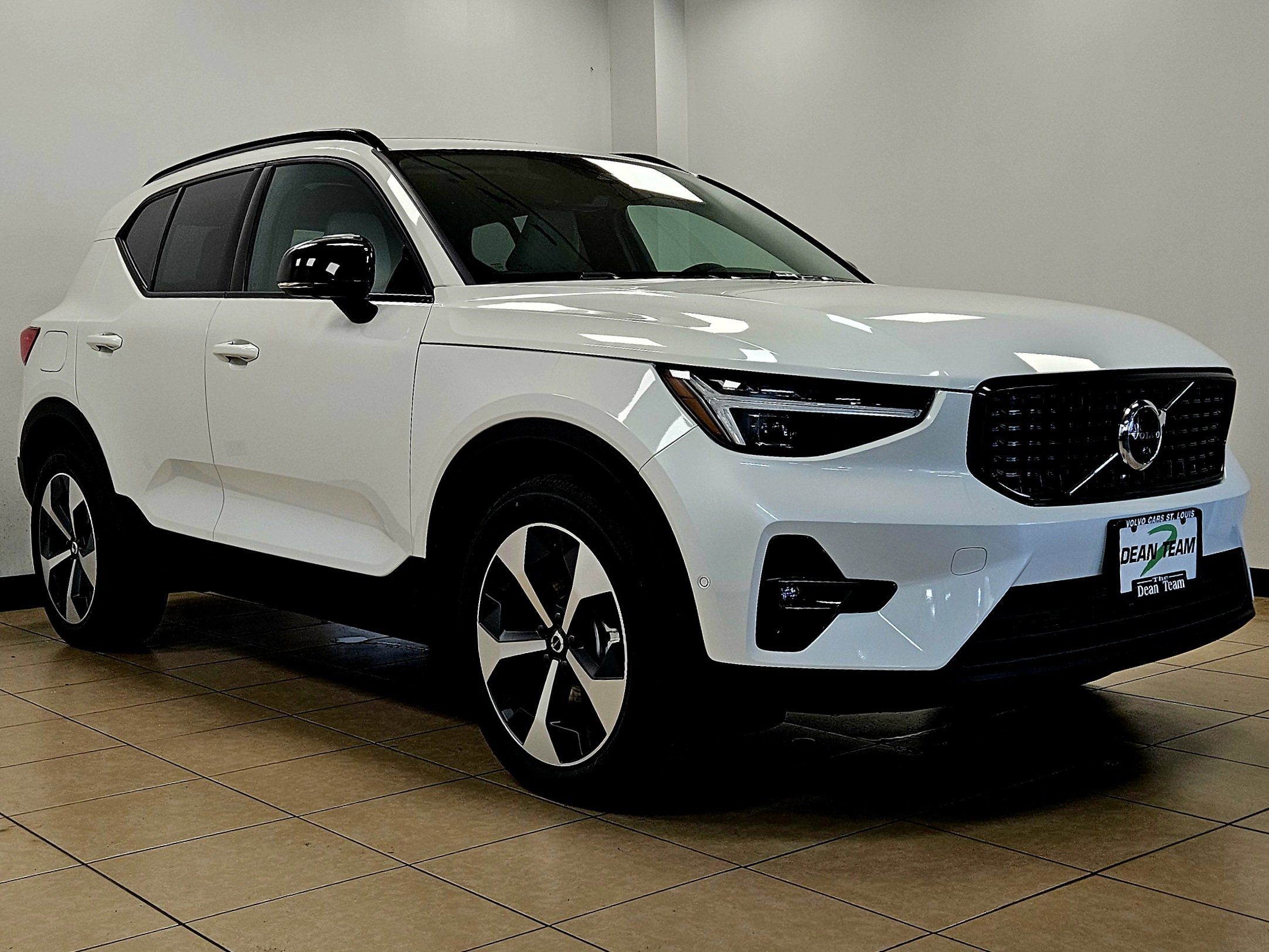 2026 Volvo XC40 Plus photo 3