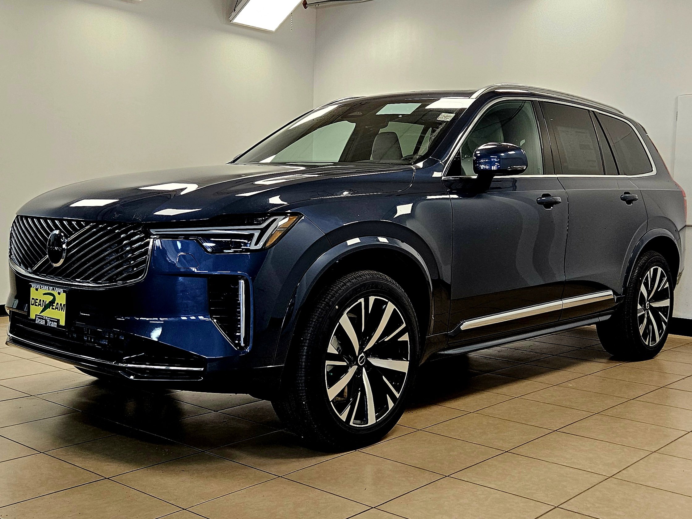 2026 Volvo XC90 B5 Core photo 4