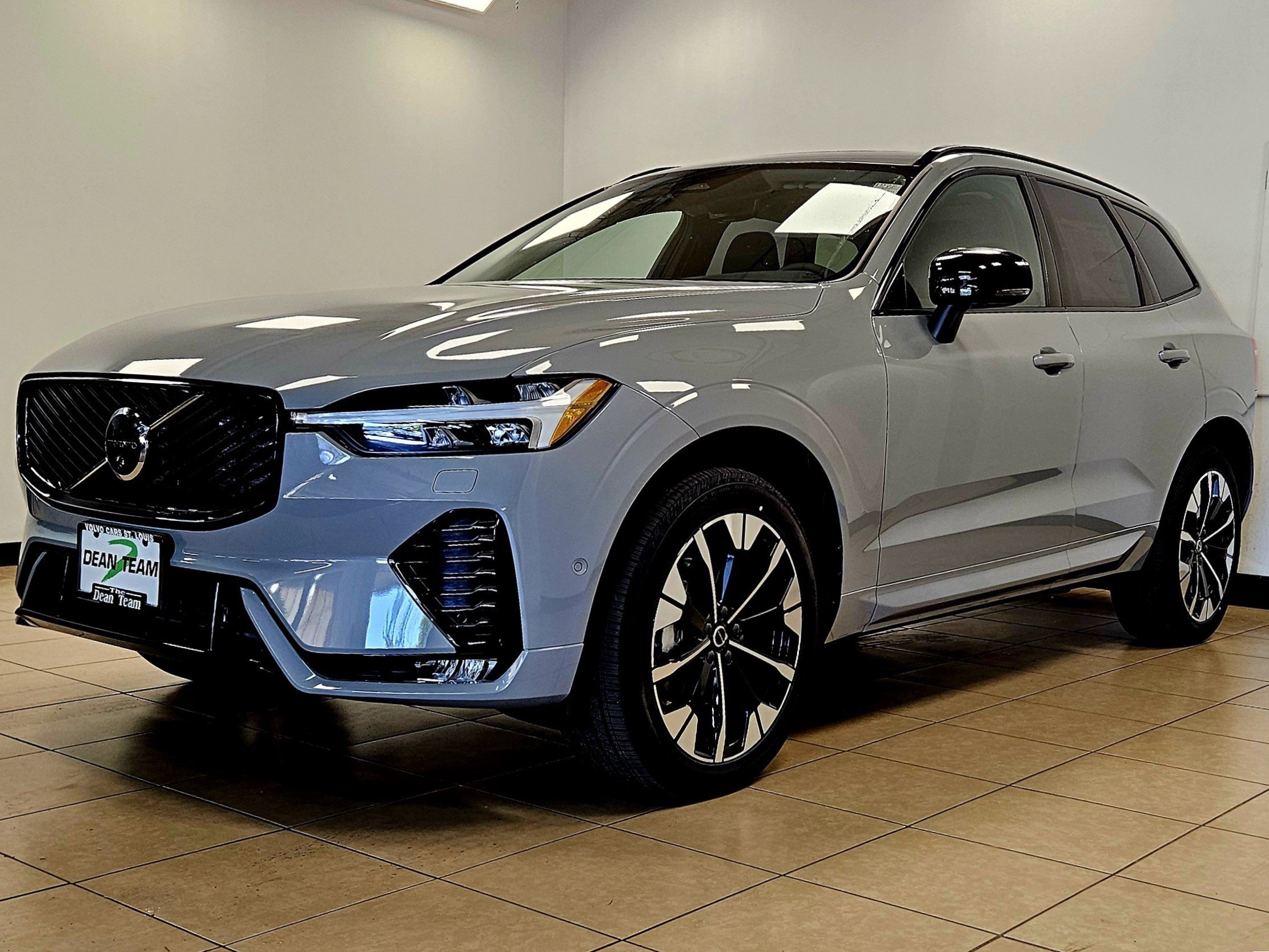 2026 Volvo XC60 B5 Plus photo 4