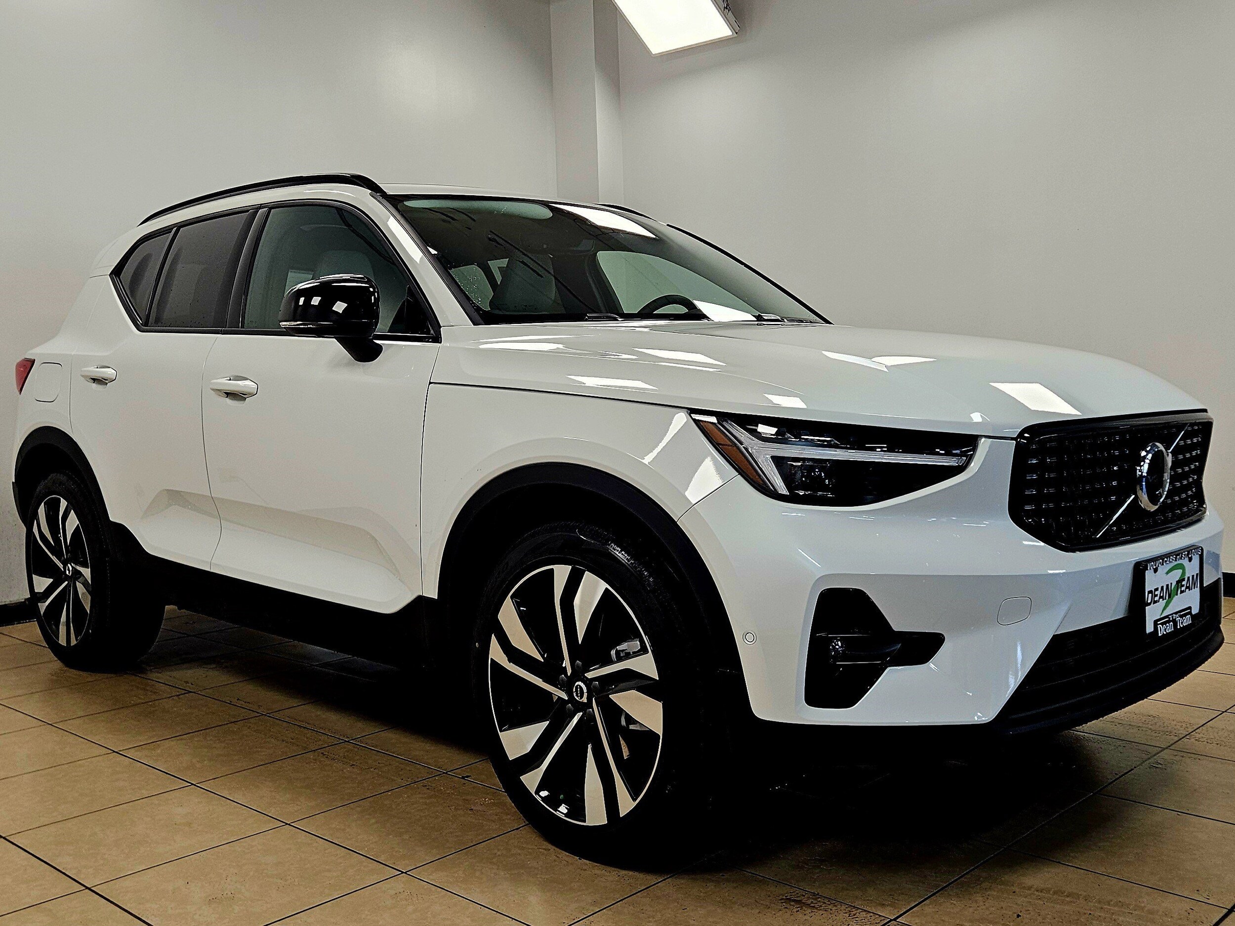 2026 Volvo XC40 photo 2