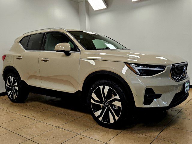 2025 Volvo XC40 photo 2