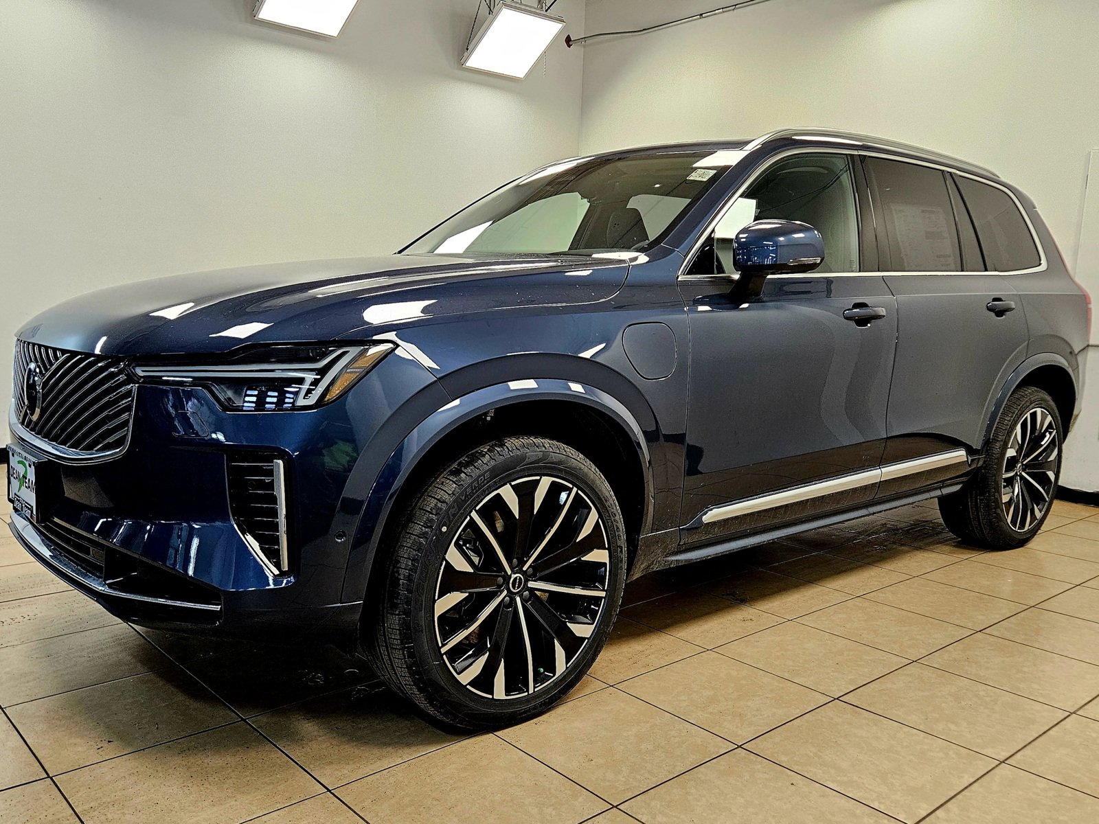 2025 Volvo XC90 T8 Plus photo 3