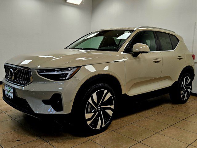 2025 Volvo XC40 photo 3