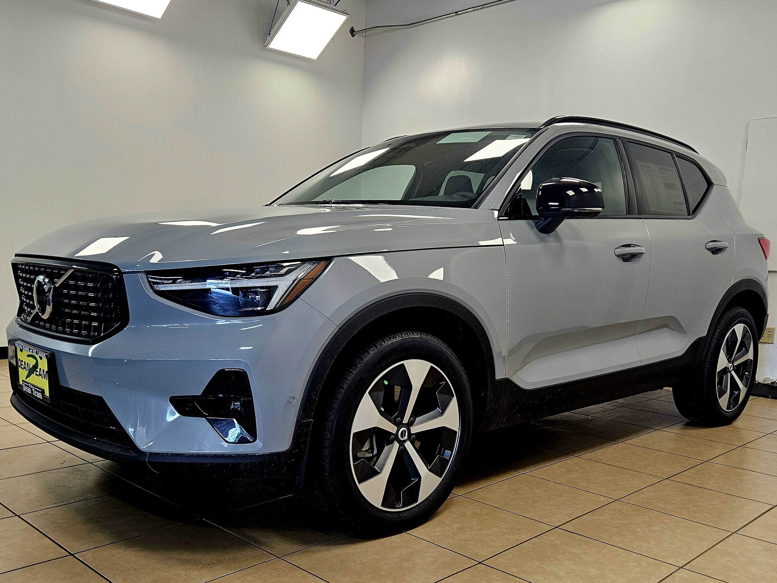 2026 Volvo XC40 Plus photo 4