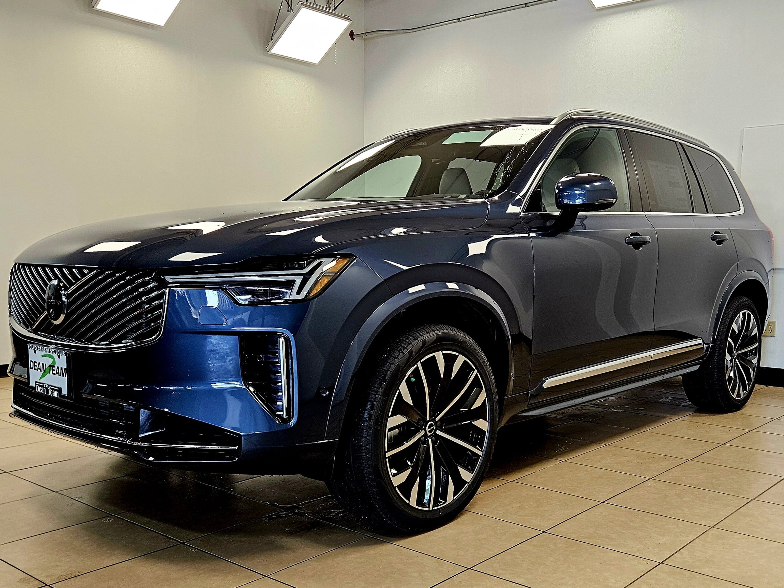 2026 Volvo XC90 B5 AWD photo 4