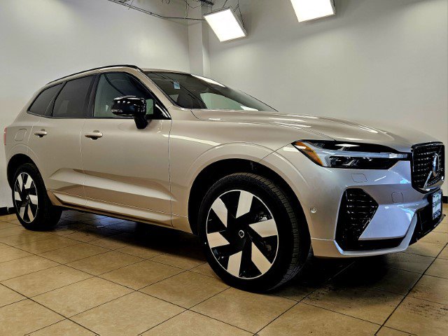 2025 Volvo XC60 Hybrid T8 Plus photo 2