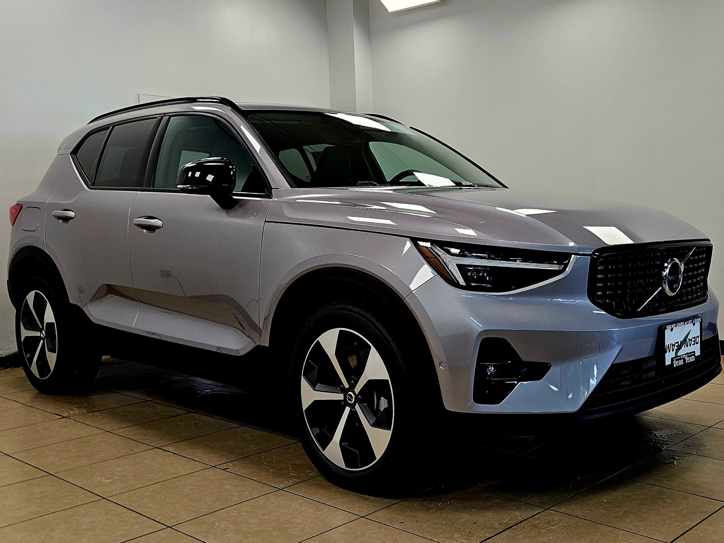2026 Volvo XC40 Plus photo 2