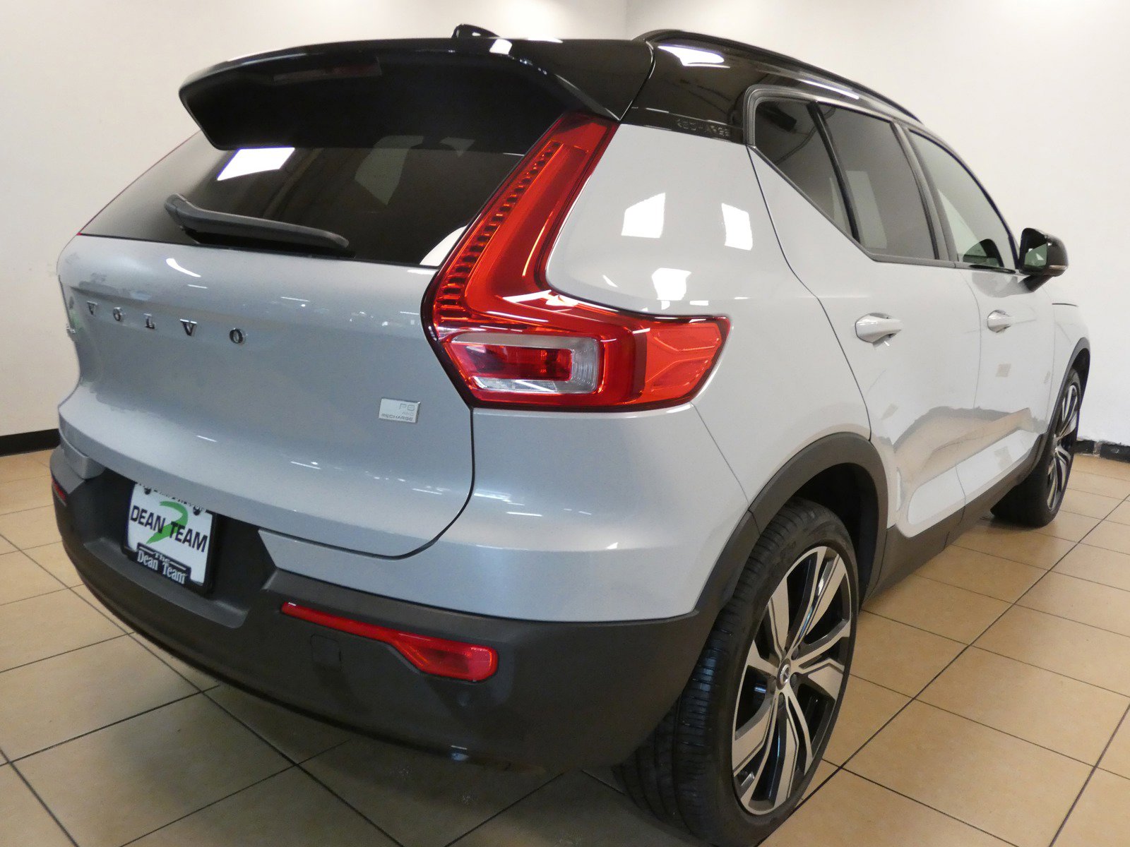 2021 Volvo XC40 Twin Recharge P8 photo 2