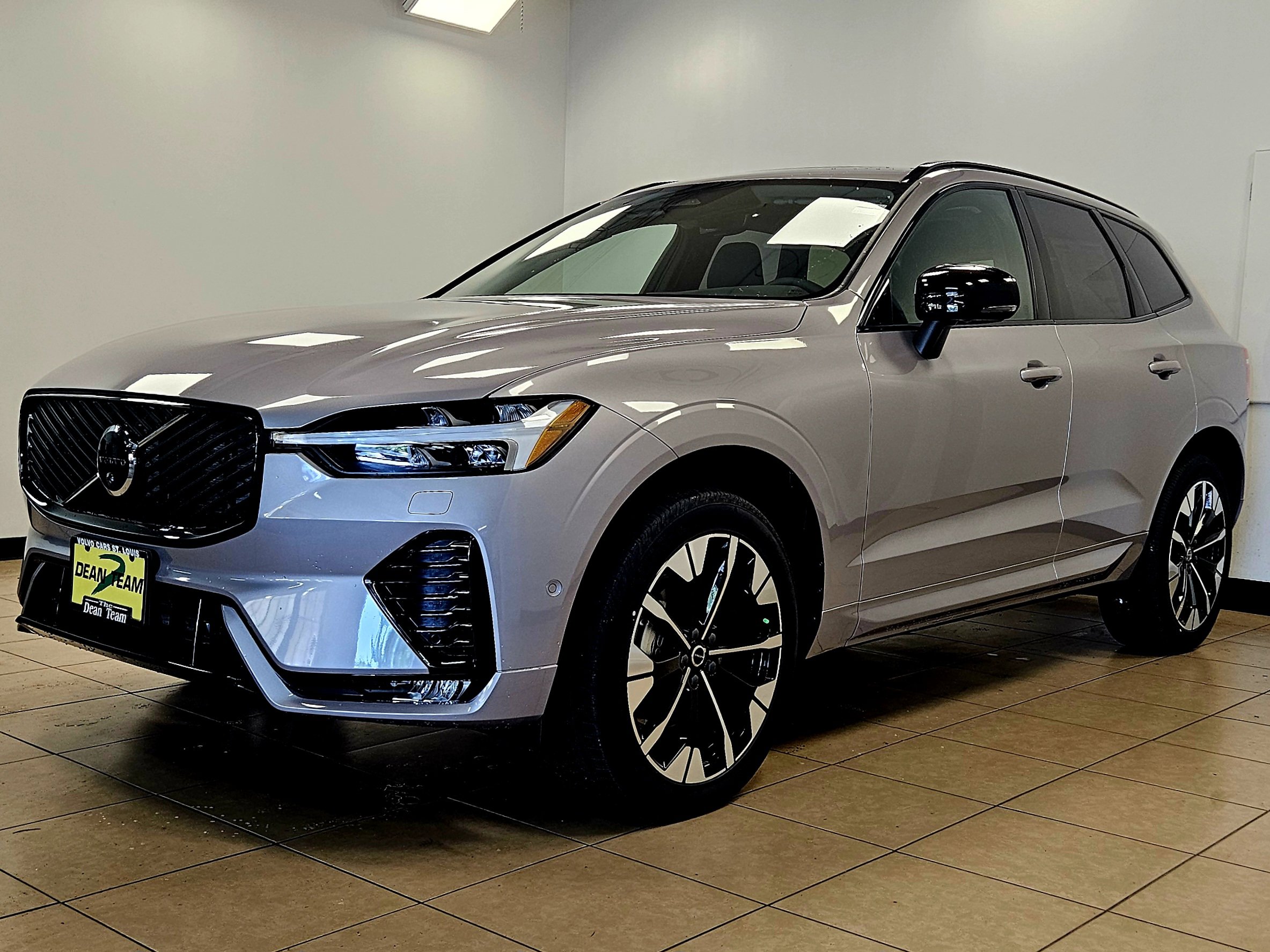 2026 Volvo XC60 B5 Plus photo 4