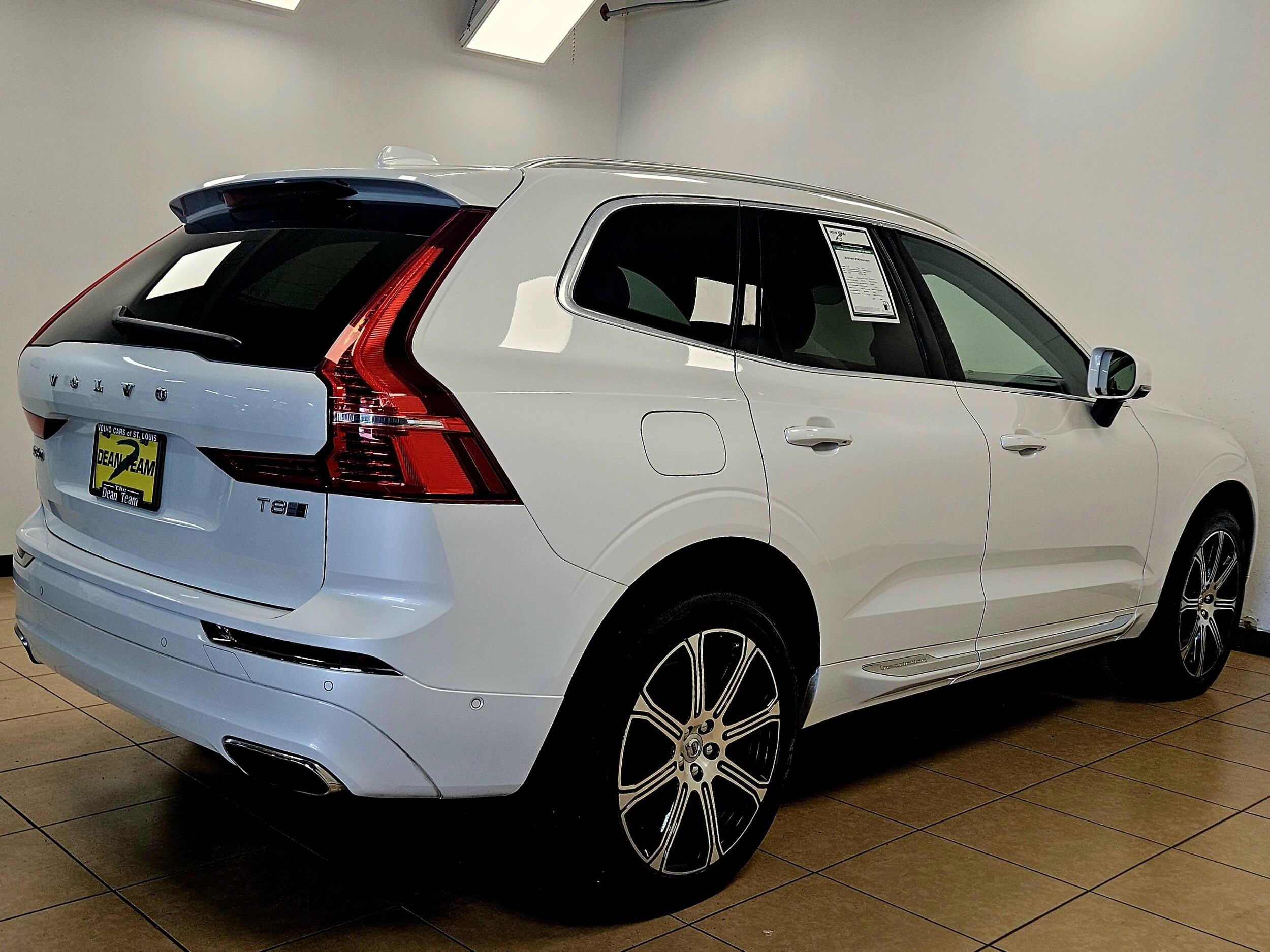 2019 Volvo XC60 Hybrid Inscription photo 3