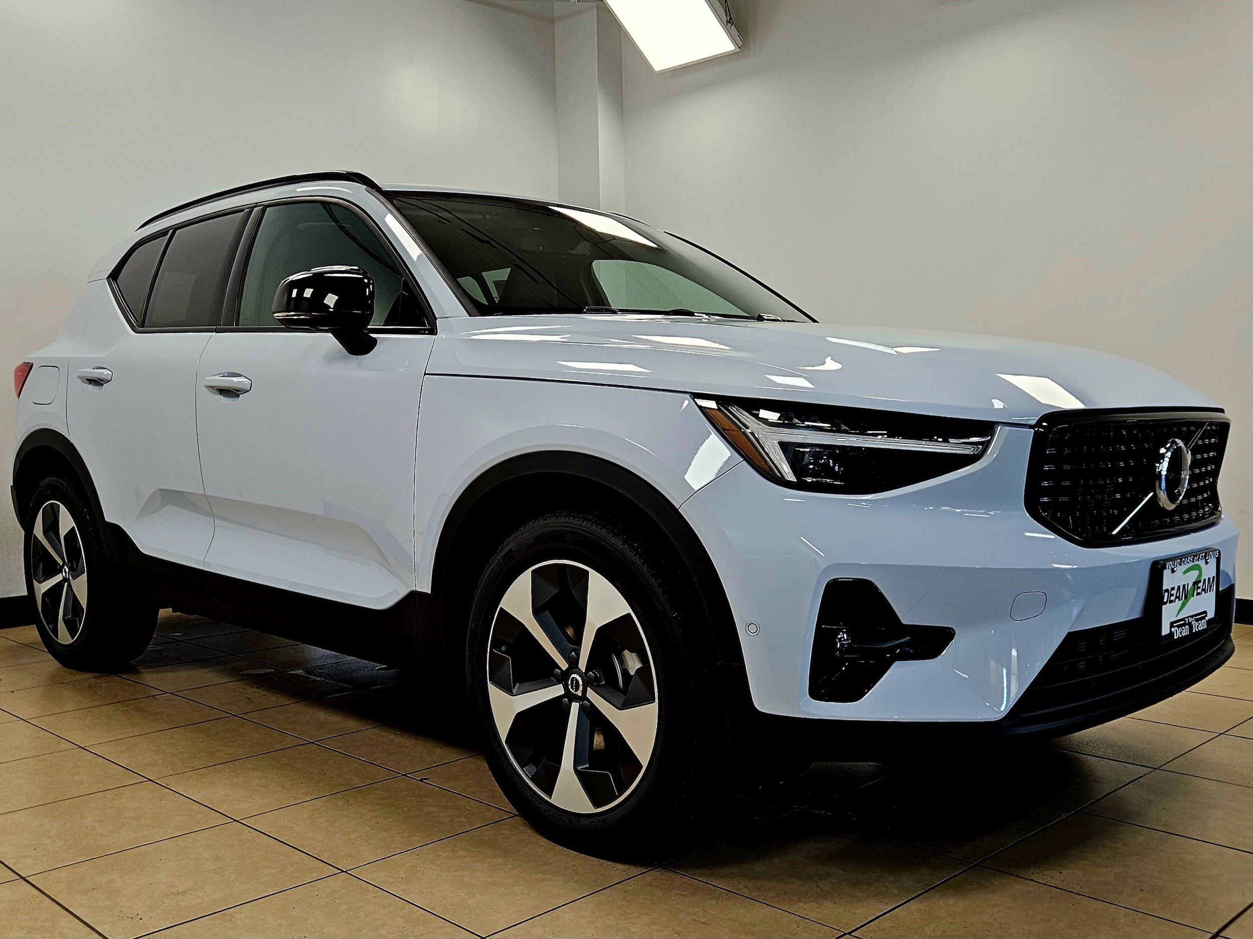 2026 Volvo XC40 Plus photo 3
