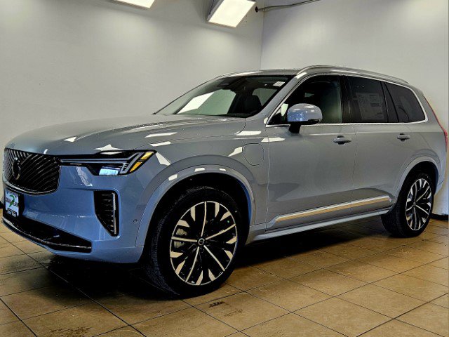 2025 Volvo XC90 T8 Plus photo 3