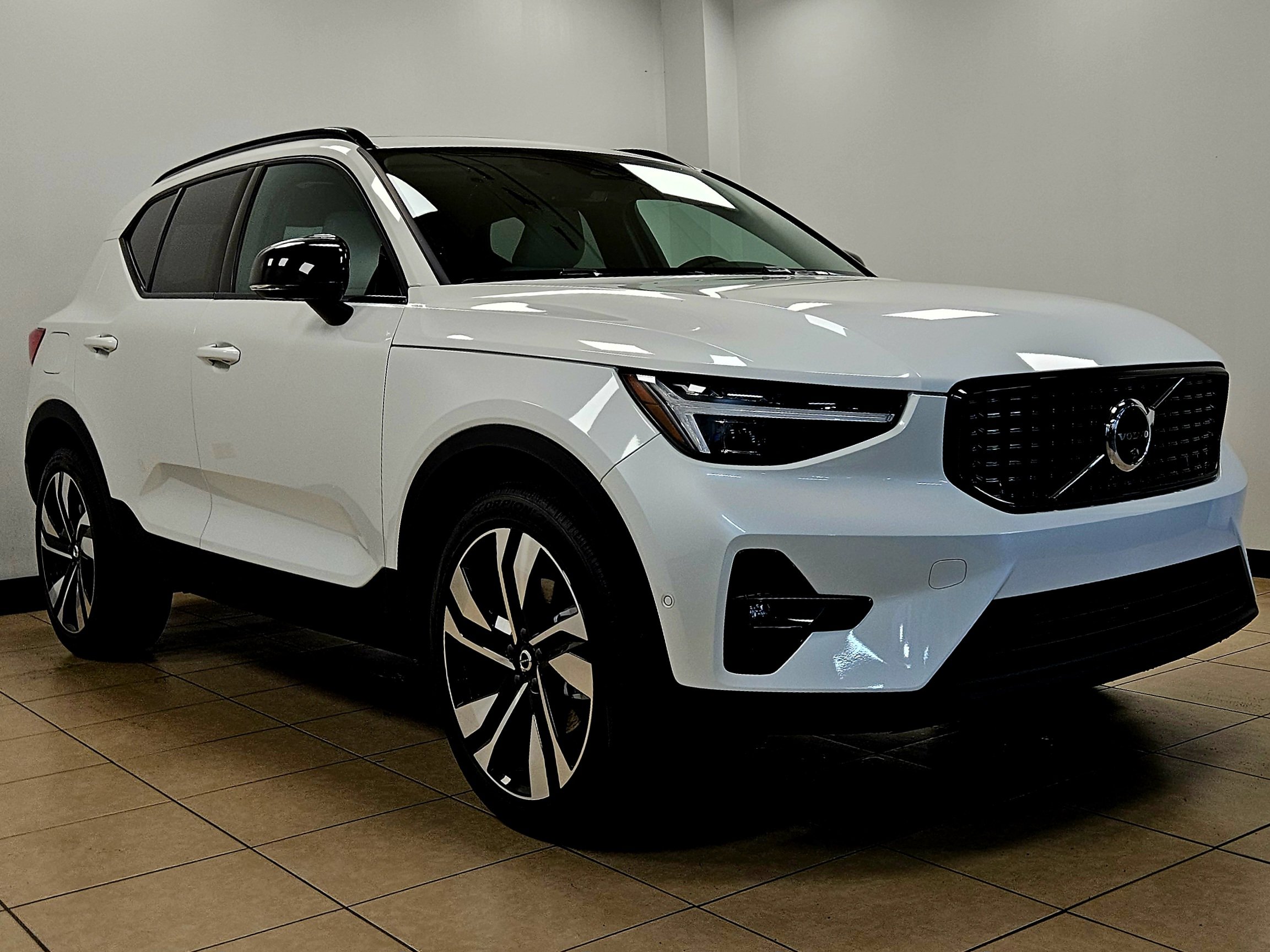 2026 Volvo XC40 AWD photo 3
