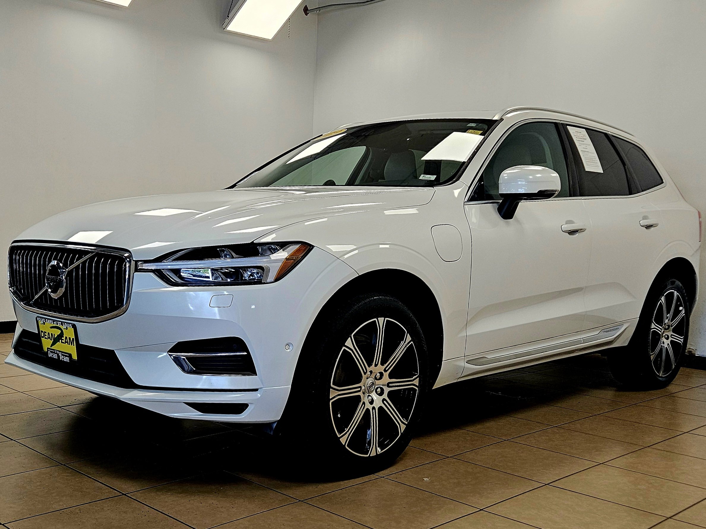 2019 Volvo XC60 Hybrid Inscription photo 2