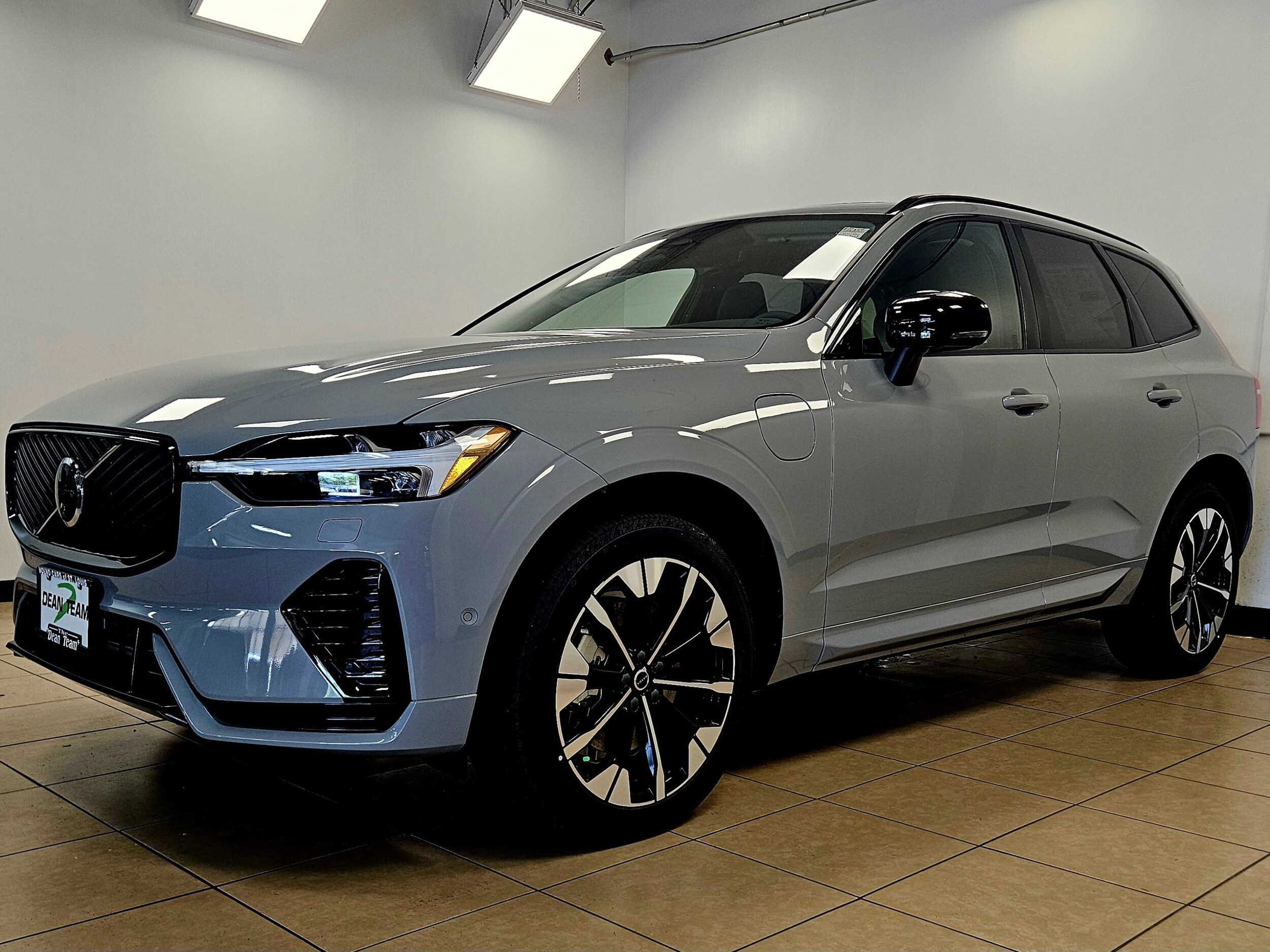 2026 Volvo XC60 Hybrid T8 Plus eAWD photo 3