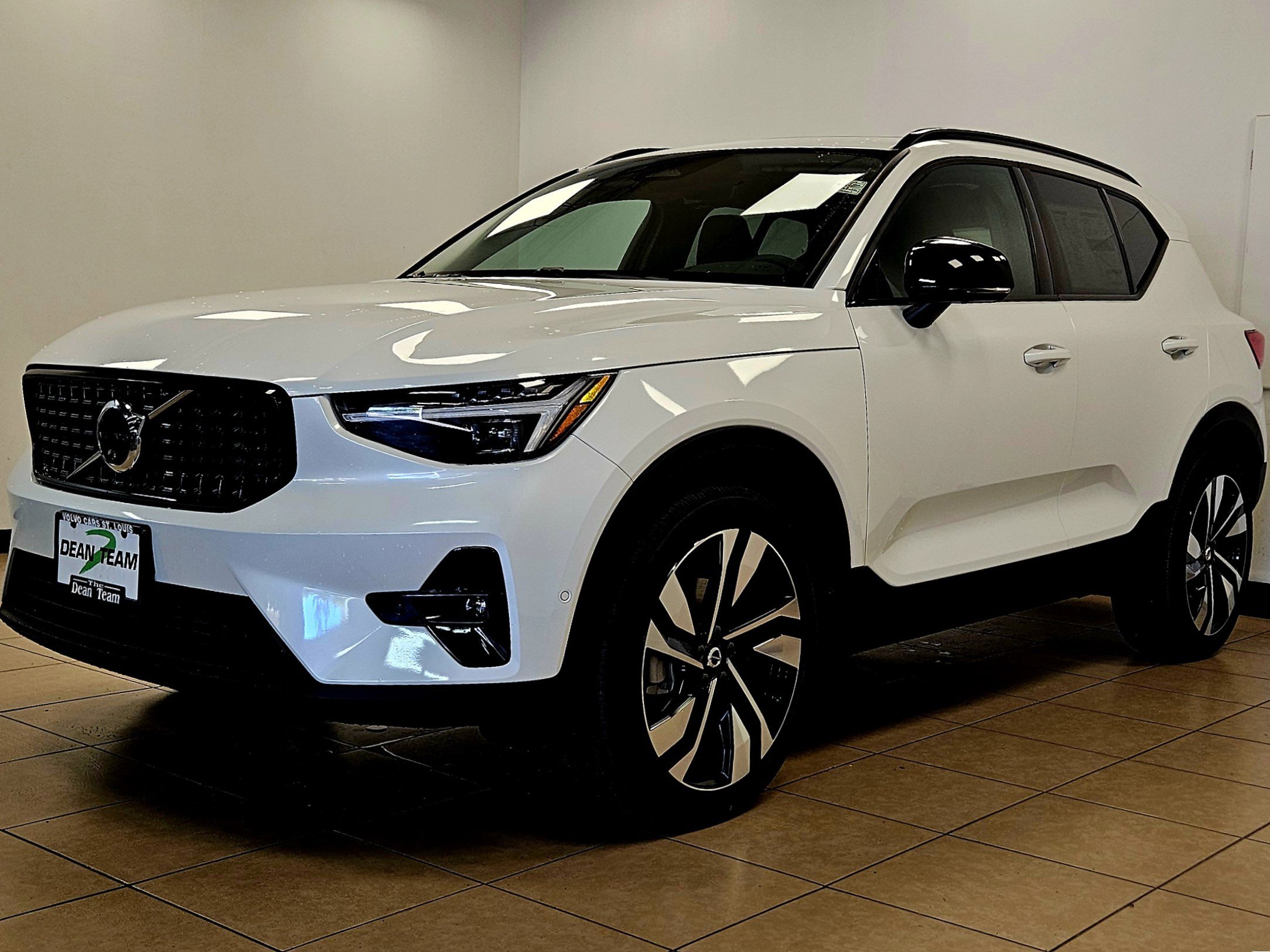 2026 Volvo XC40 photo 4