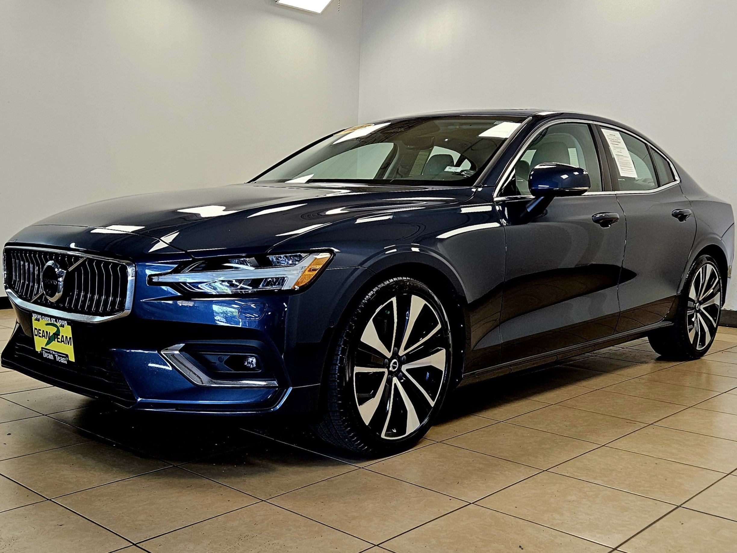 2023 Volvo S60 Ultimate photo 2