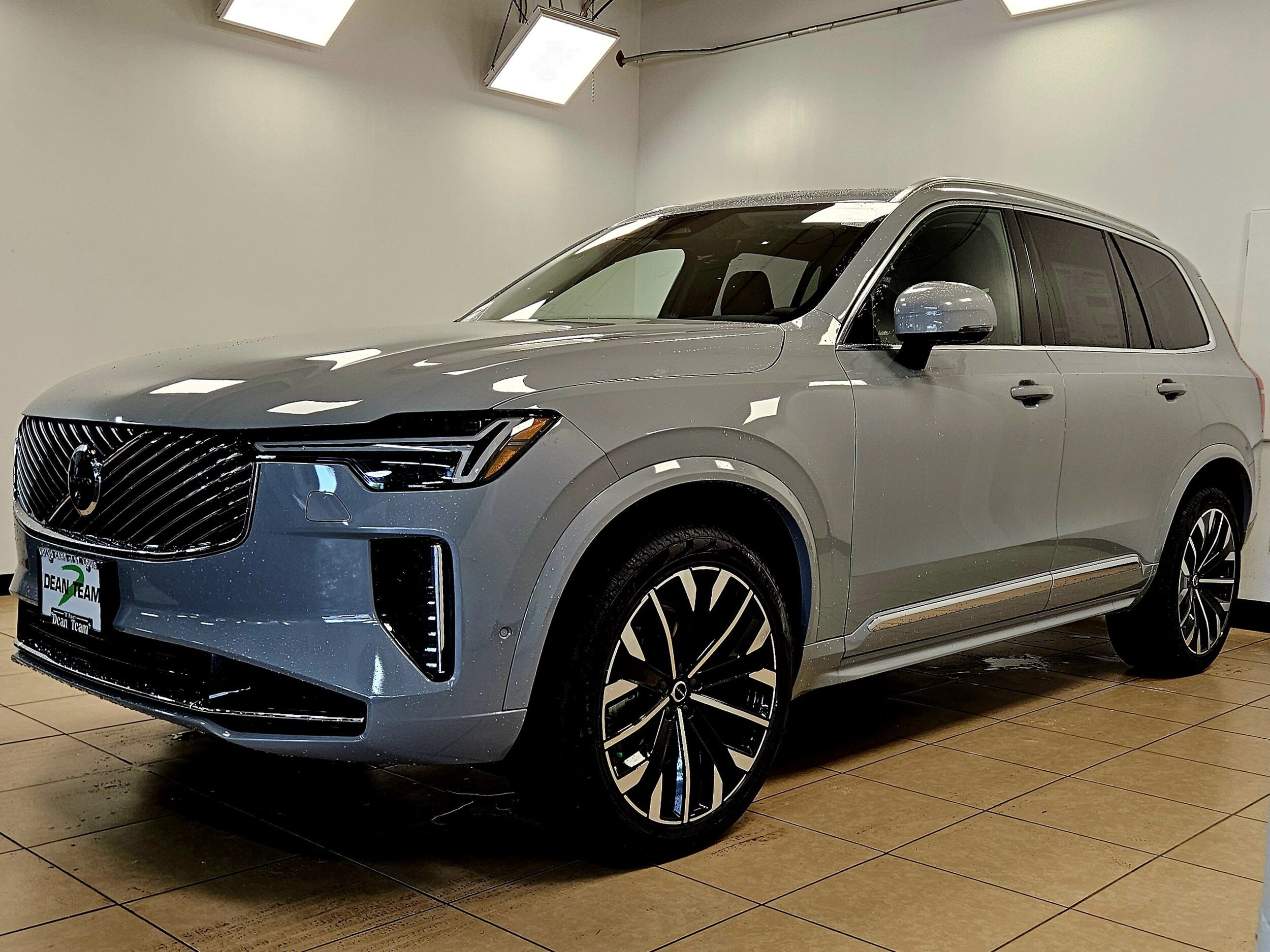 2026 Volvo XC90 Plus photo 3