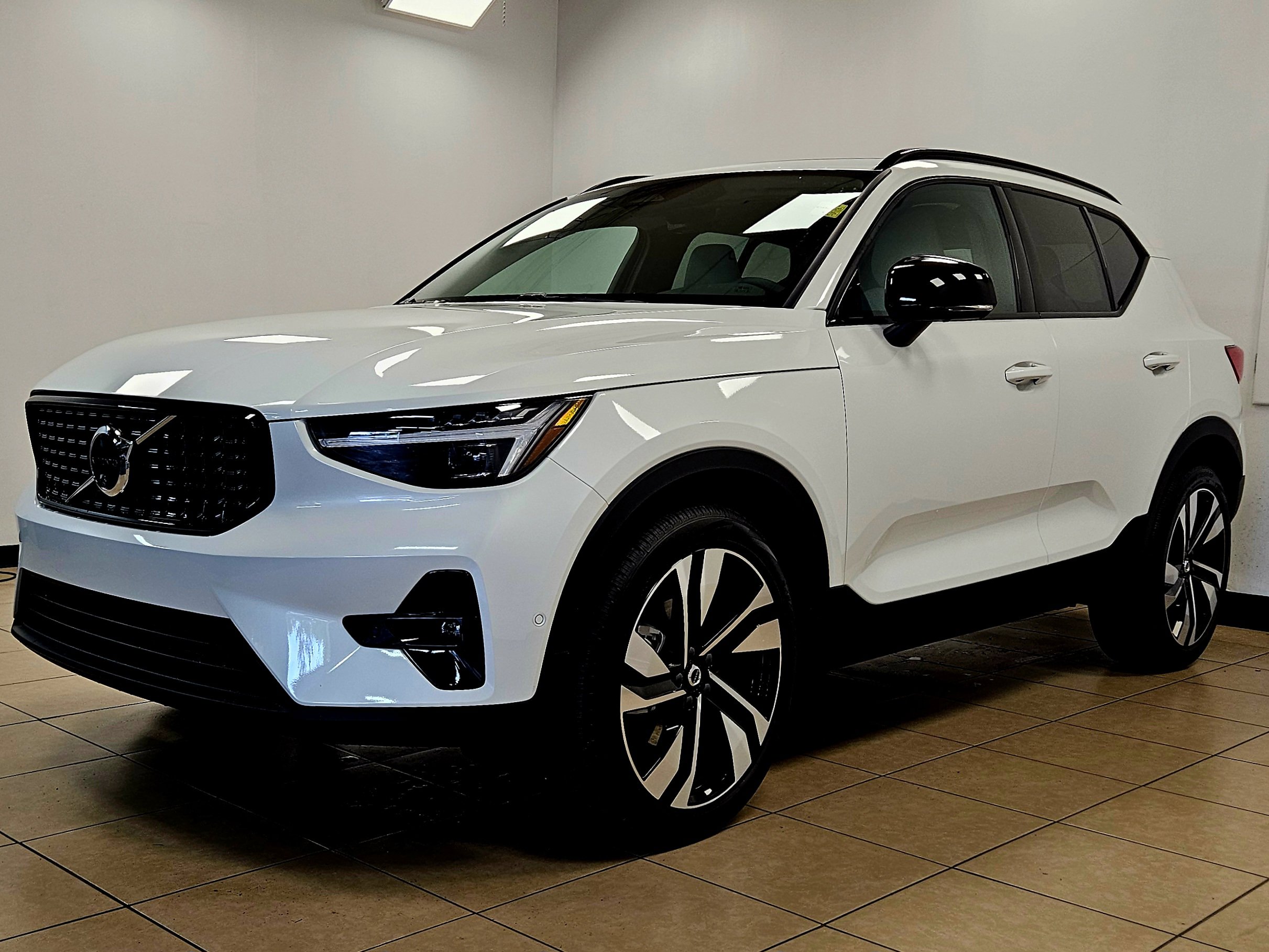 2026 Volvo XC40 AWD photo 4