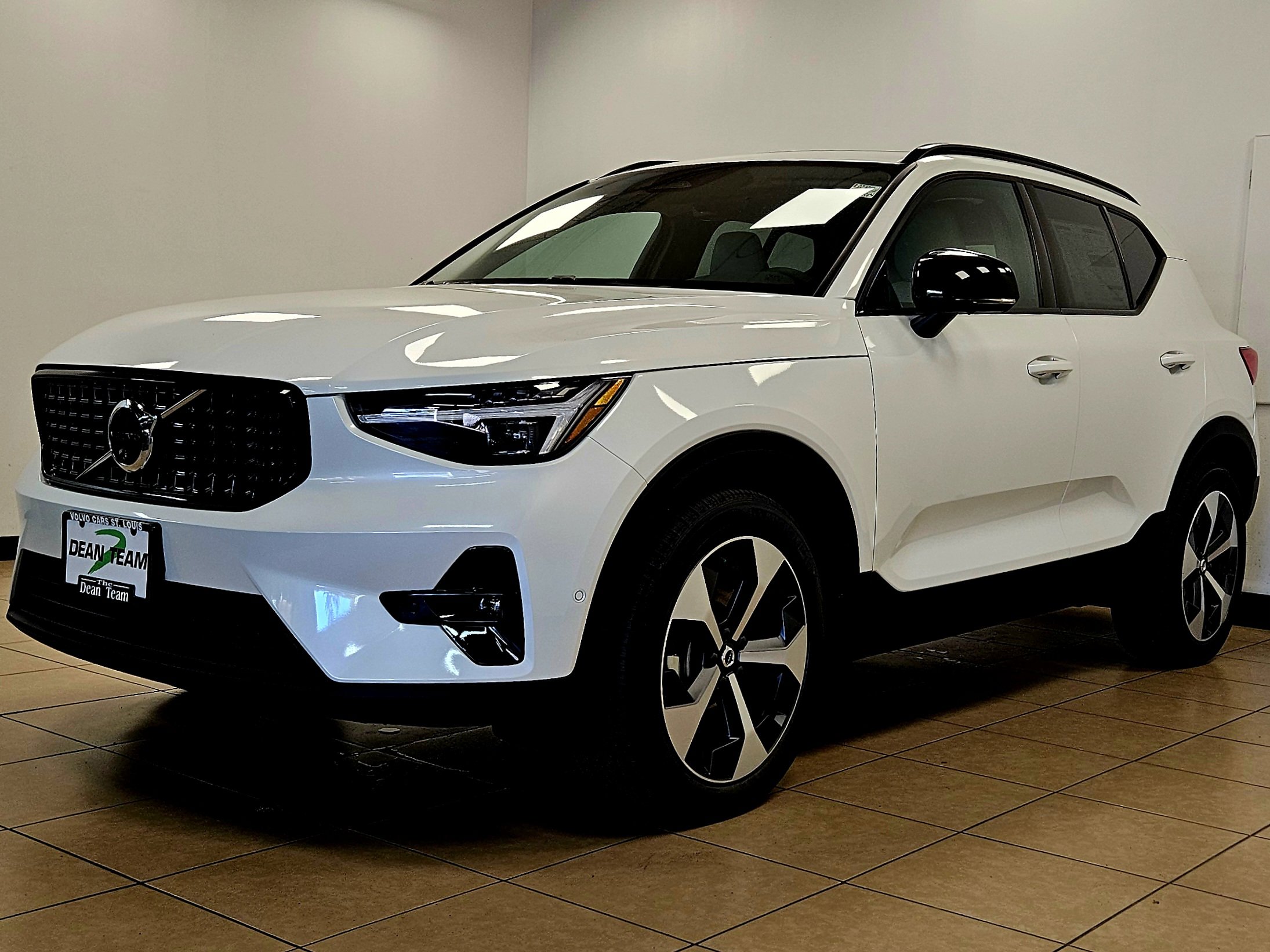 2026 Volvo XC40 Plus photo 4