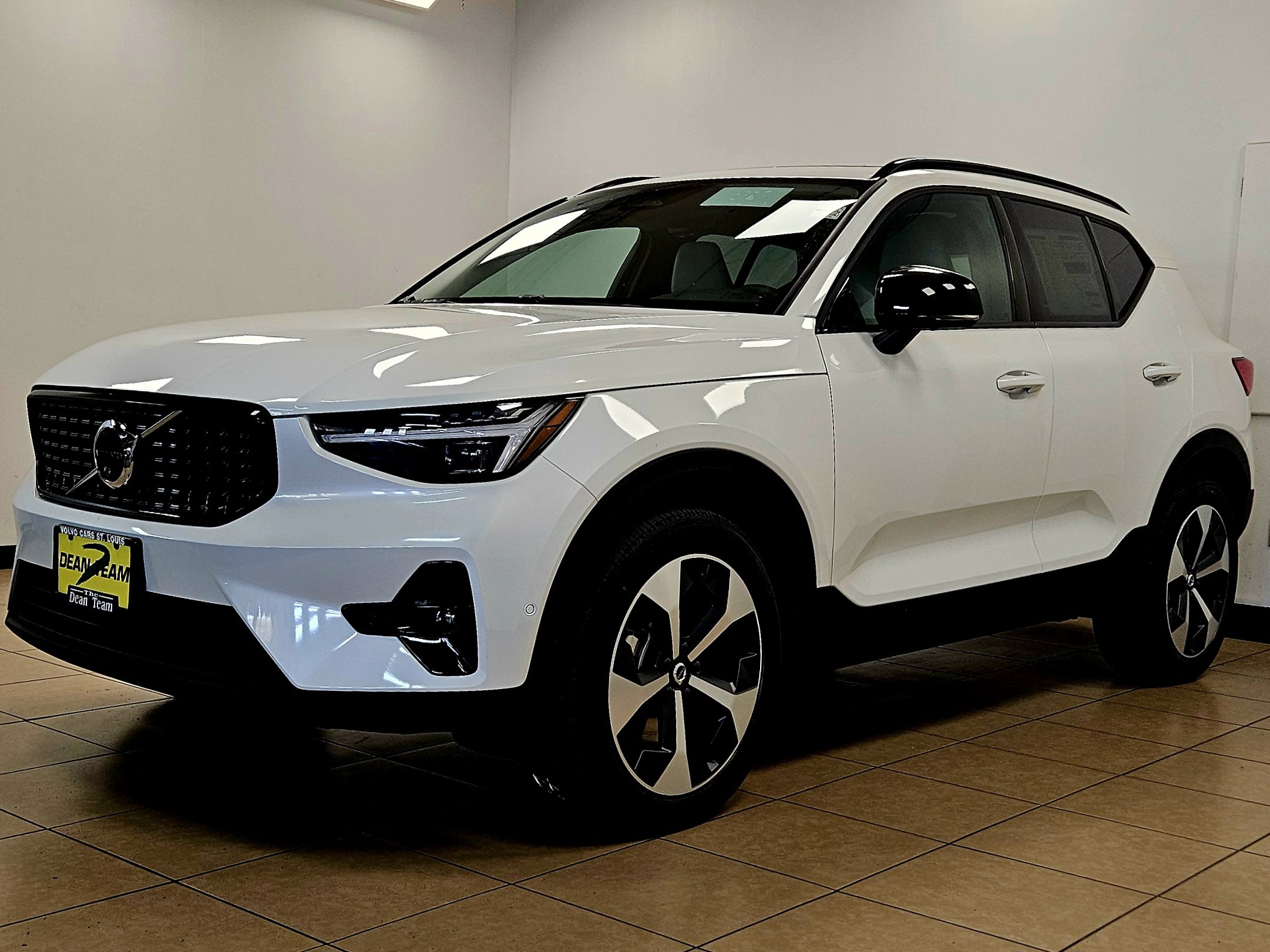 2026 Volvo XC40 Plus photo 4