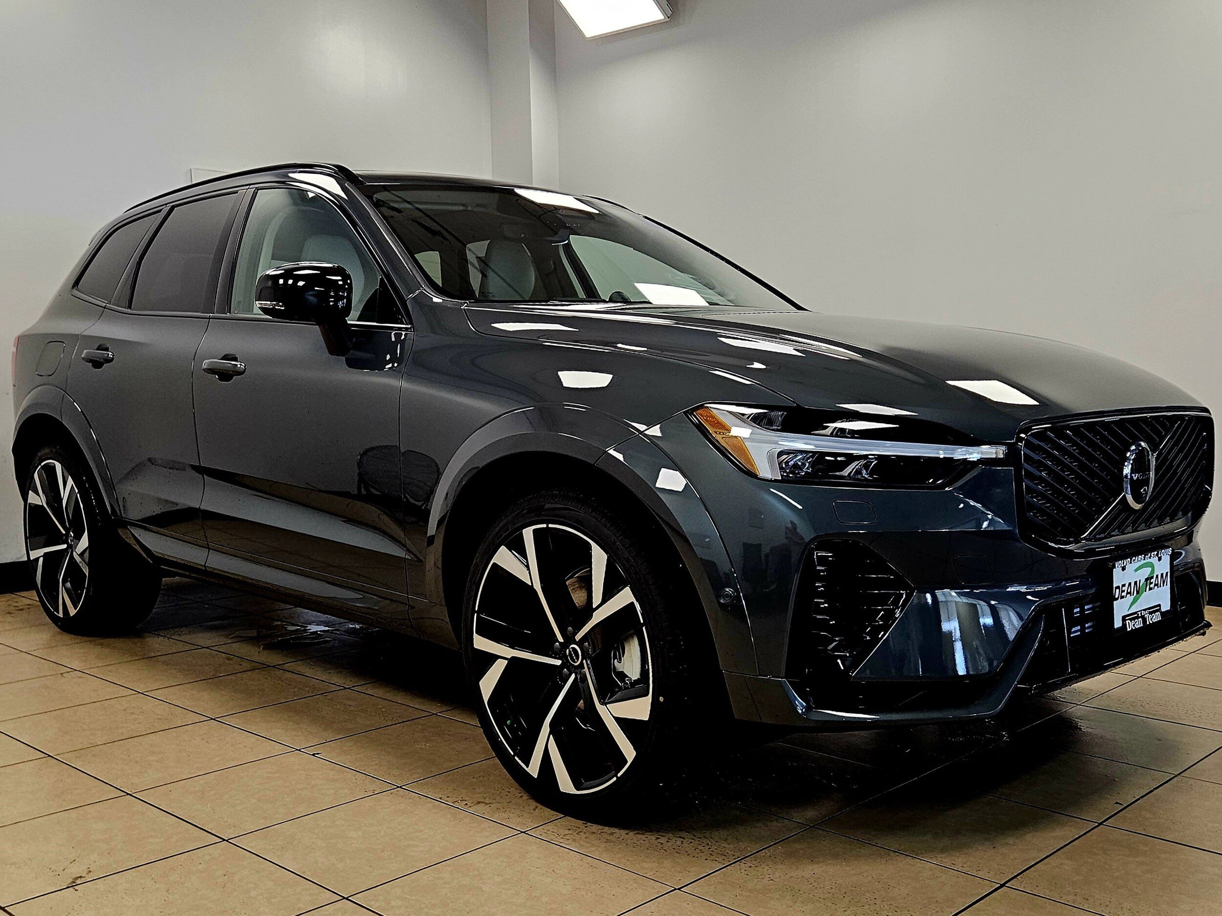 2026 Volvo XC60 Hybrid T8 photo 3