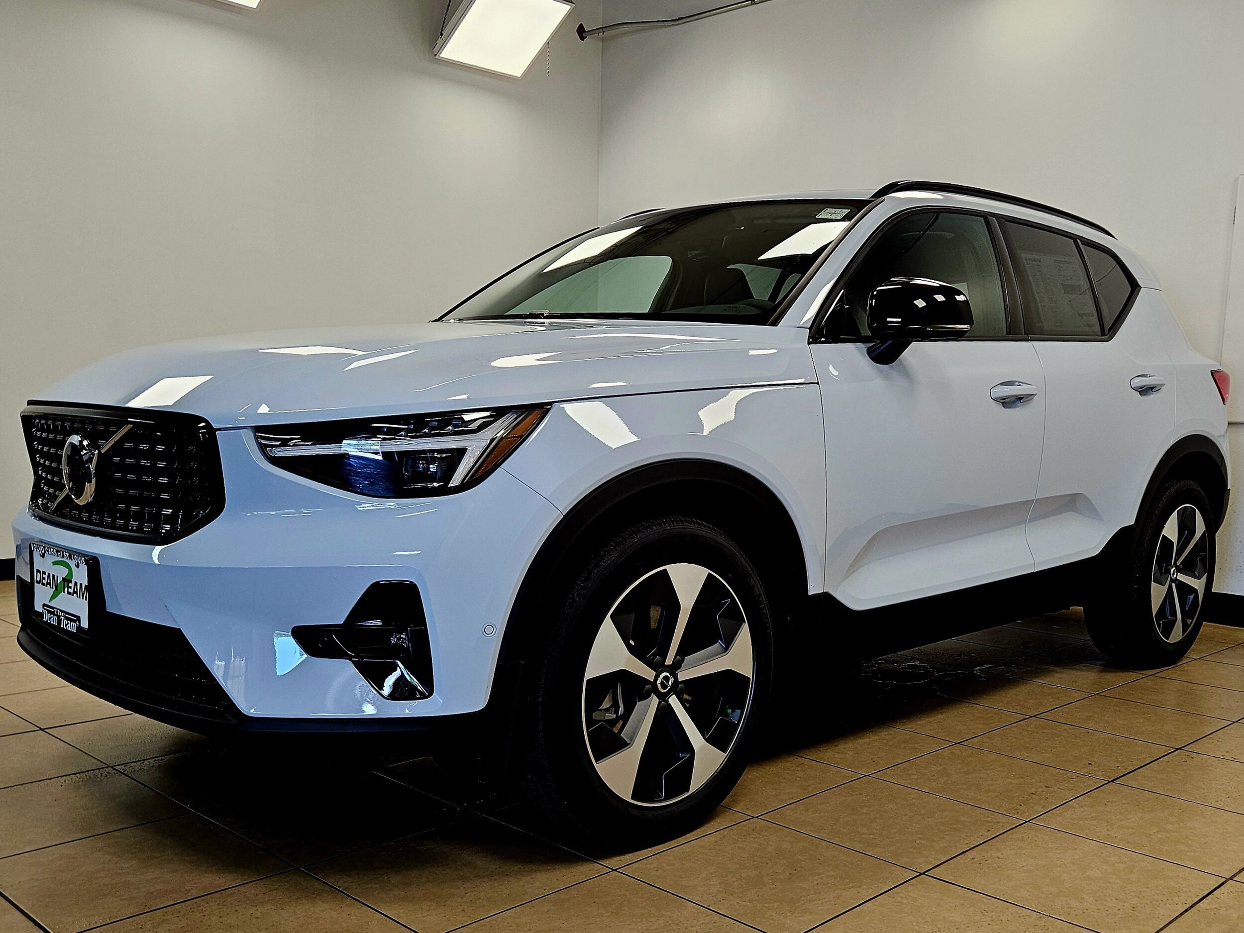 2026 Volvo XC40 Plus photo 4