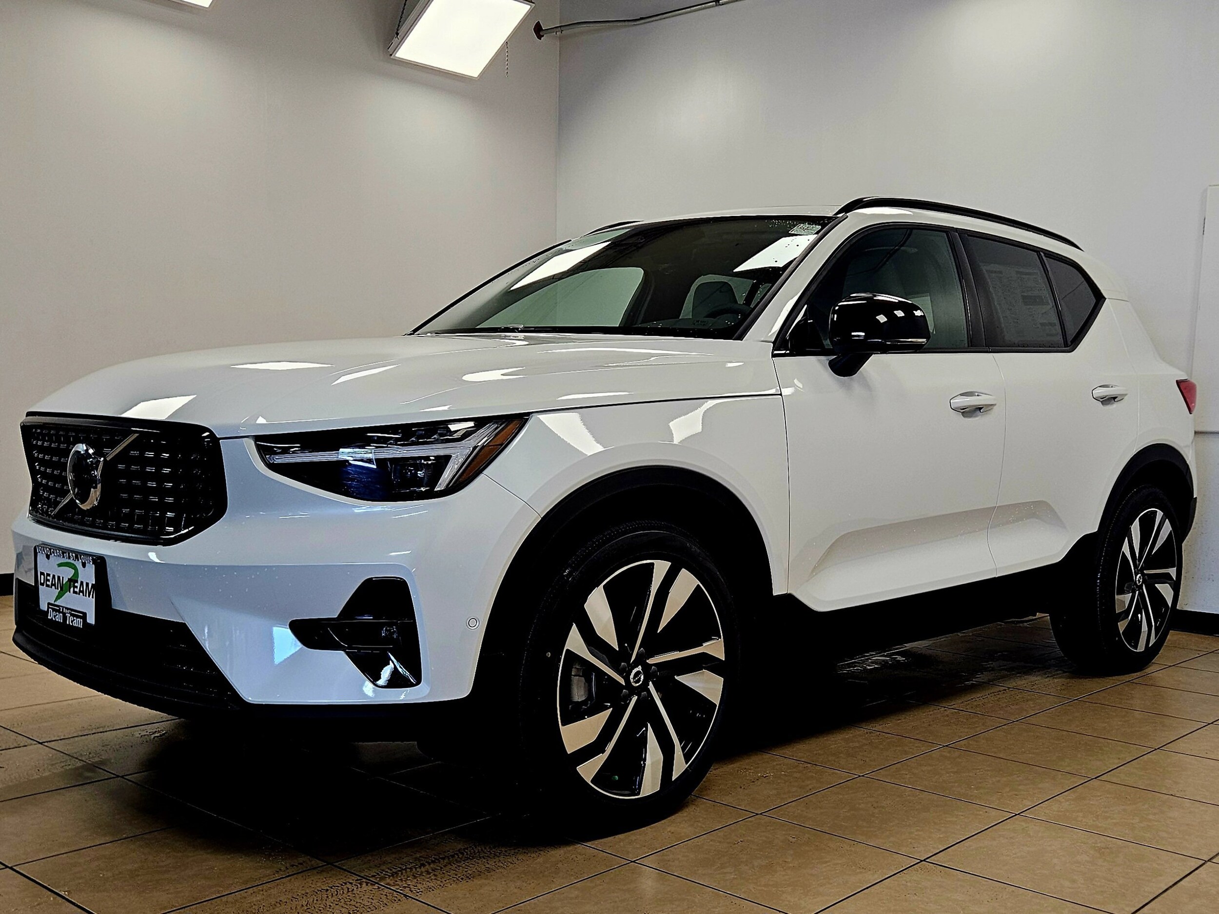 2026 Volvo XC40 photo 3