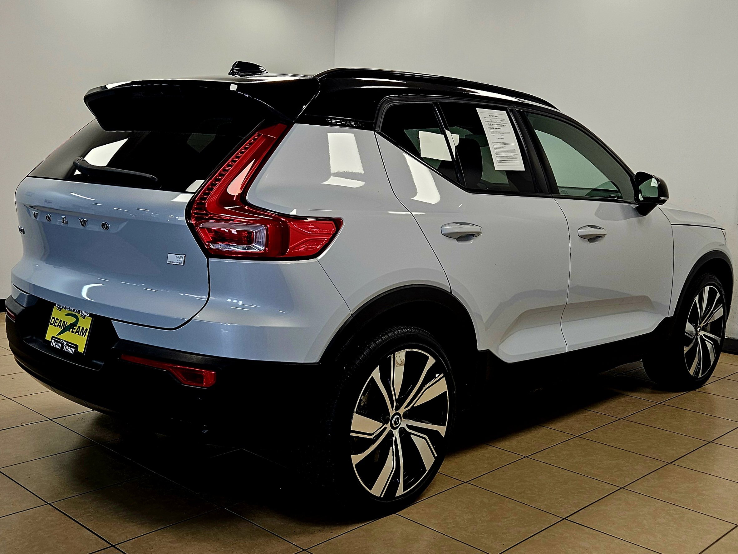 2021 Volvo XC40 Twin Recharge P8 photo 3