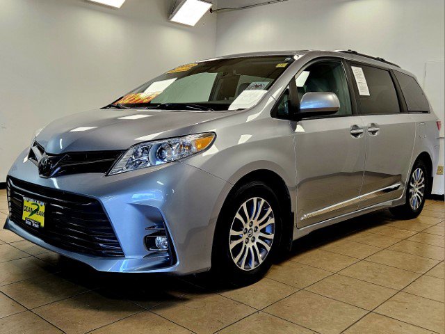 Used 2018 Toyota Sienna XLE Premium with VIN 5TDYZ3DC1JS915906 for sale in Saint Louis, MO