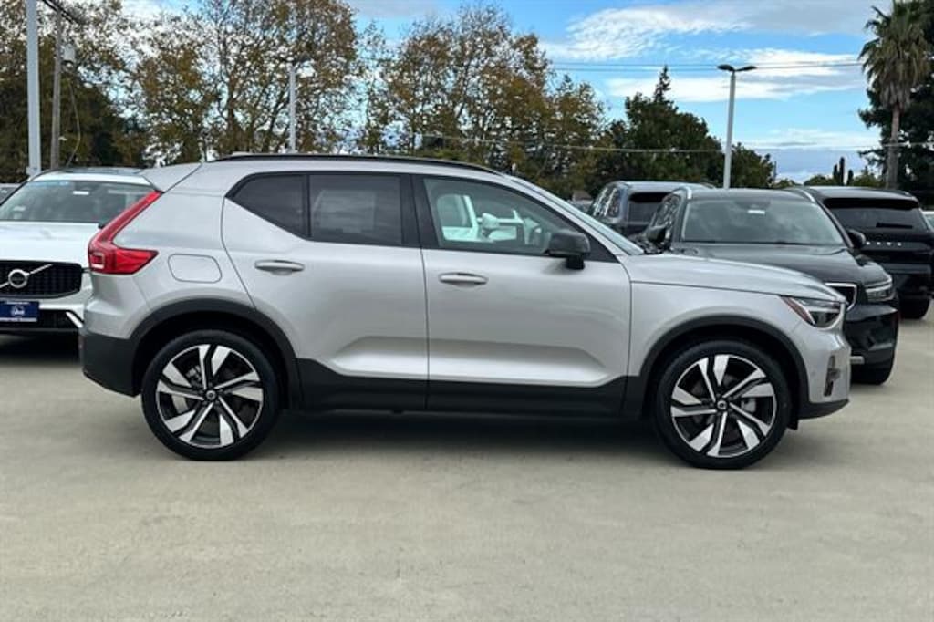 Certified 2025 Volvo XC40 B5 Plus Dark Theme SUV